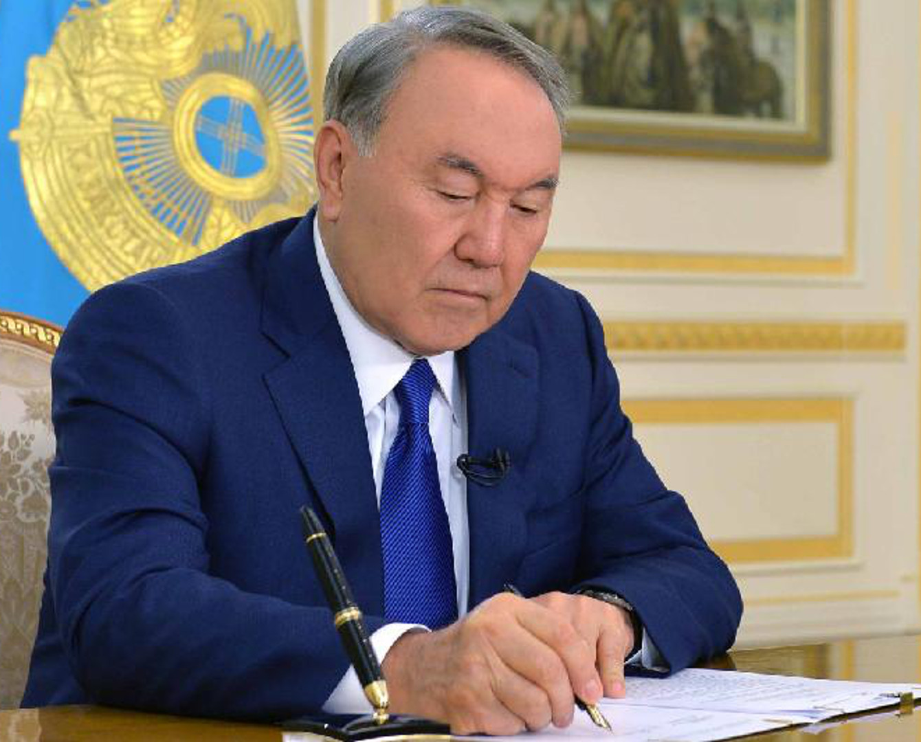 ەلباسى باق سالاسىنداعى سىيلىقتار مەن گرانتتار بەرۋ تۋرالى وكىمگە قول قويدى