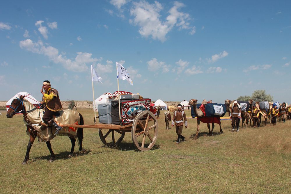 كۇيمەلەرى كۇمبىرلەگەن كەرۋەن