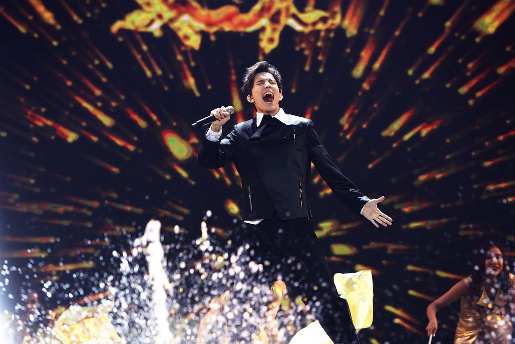 الەمگە «دايديداۋ»  دەپ ءان سالدىرعان