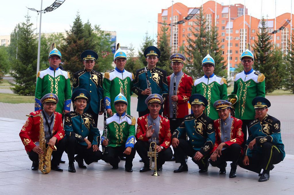 كەرنەيشىلەر كەرەمەت ونەر كورسەتتى