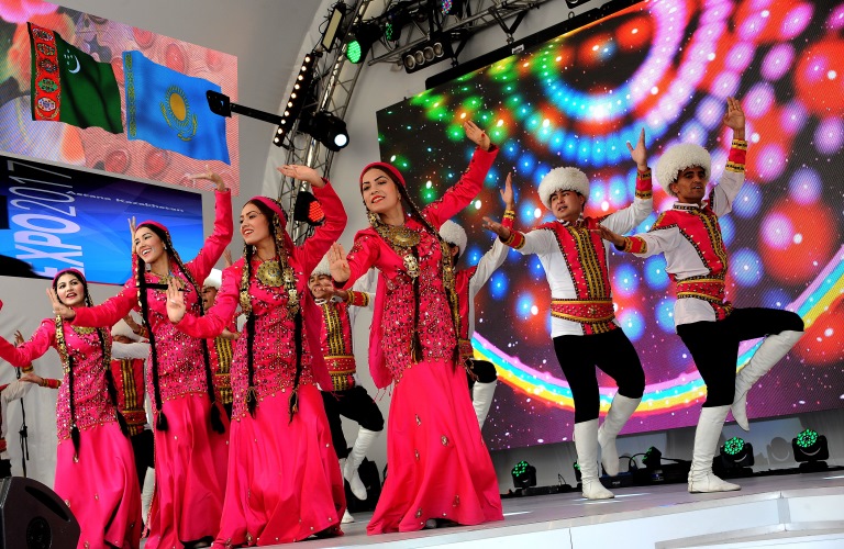 تۇرىكمەن ءتورى ۇلتتىق ونەرىمەن ورنەكتەلدى