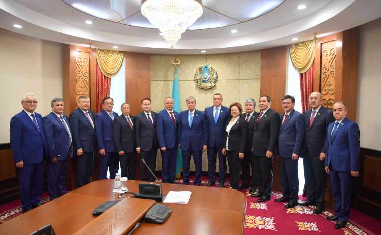 قاسىم-جومارت توقاەۆ سايلانعان سەناتورلارمەن كەزدەستى