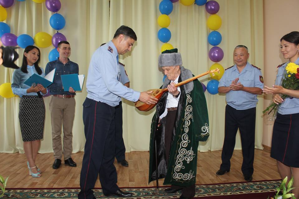   90 جاستاعى سوعىس جانە  پوليتسيا ارداگەرى  مەرەيتويىندا ءان شىرقادى