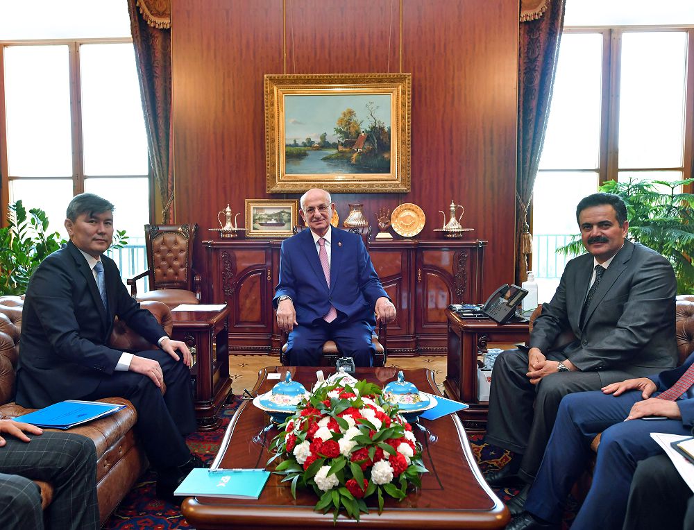 قر تۇركياداعى توتەنشە جانە وكىلەتتى ەلشىسى تۇركيانىڭ  ۇلى ۇلتتىق ءماجىلىسىنىڭ توراعاسى يسمايل كاحرامانمەن كەزدەستى