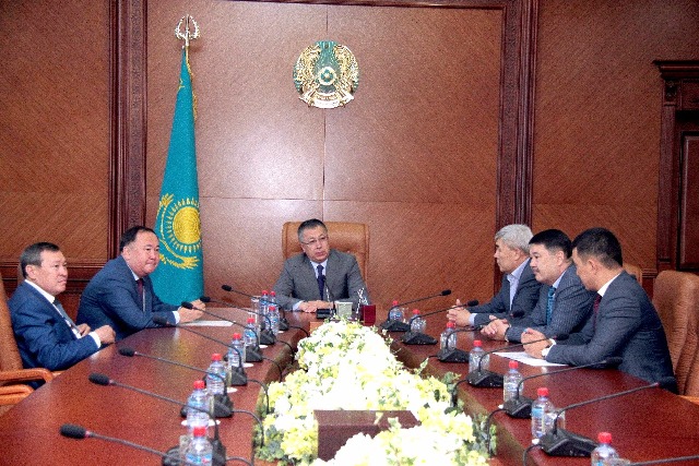 تۇيمەباەۆ پارلامەنت دەپۋتاتتارىمەن ءوڭىردى دامىتۋ جايىن تالقىلادى