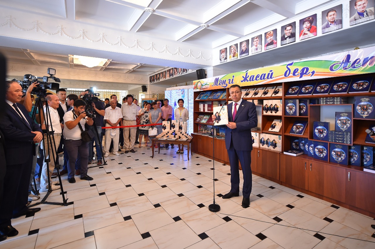 شىمكەنتتە استانا كۇنىنە وراي ەلباسى تۋرالى قوس كىتاپتىڭ تۇساۋى كەسىلدى