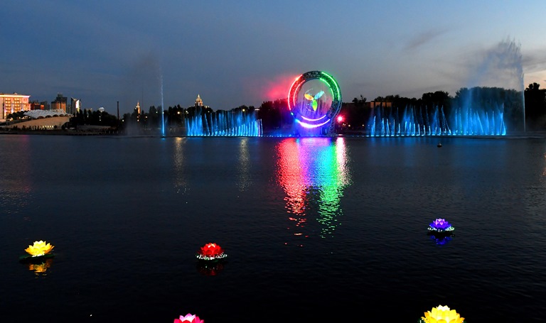 كوزىڭ سۇيسىنەدى, كوڭىلىڭ ءان سالادى