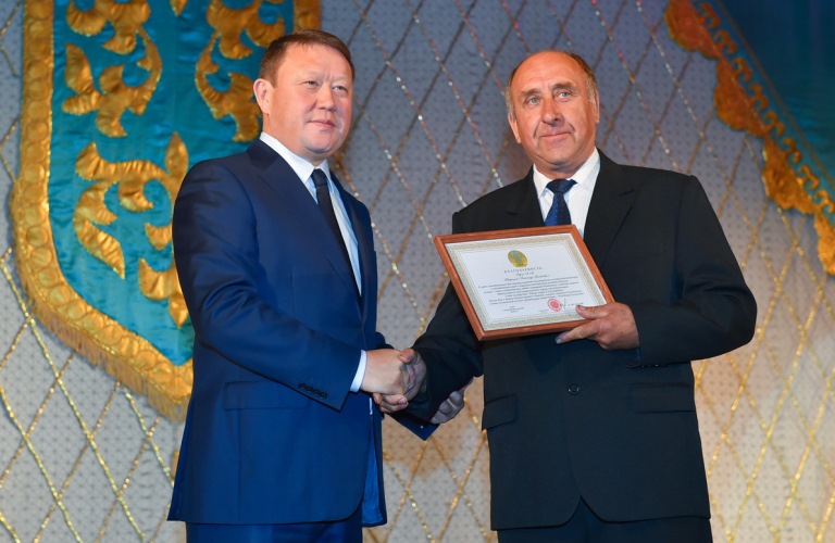 سولتۇستىك قازاقستان اكىمى تۇرعىنداردى استانا كۇنىمەن قۇتتىقتادى