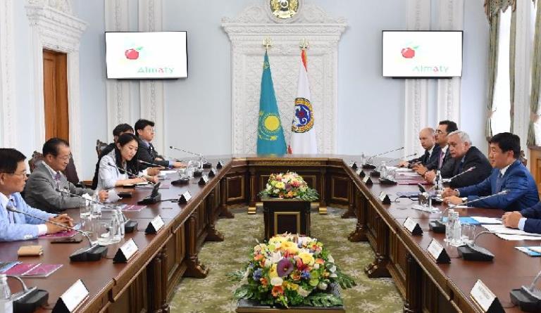 الماتى اكىمى قازاقستانمەن دوستىق جونىندەگى جاپون ليگاسى توراعاسىمەن كەزدەستى