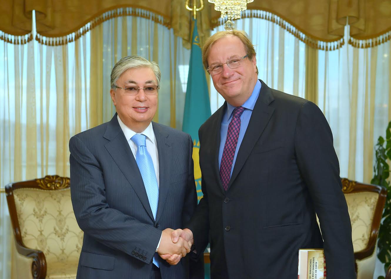 توقاەۆ «اتلانتيكالىق كەڭەس» باسشىسىمەن كەزدەستى