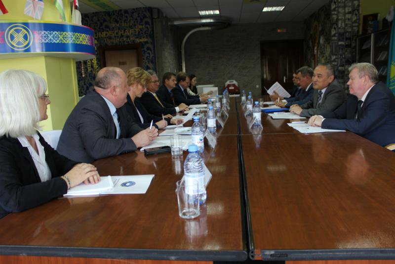 اسسامبلەيا قىزمەتىمەن تانىستى