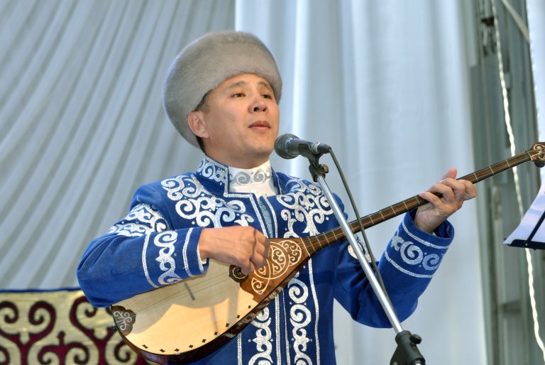 ورالدا ماراباي قۇلجاباي ۇلى اتىنداعى جىرشىلار بايقاۋى ءوتتى (فوتو)