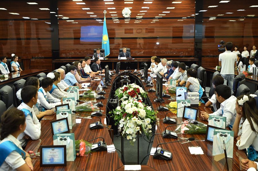 وقو-دا جەتىم جانە اتا-اناسىنىڭ قامقورلىعىنسىز قالعان 95 تۇلەككە جوو-عا تەگىن جولداما بەرىلدى