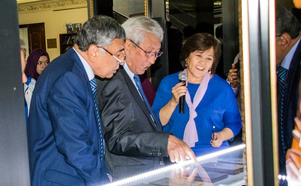 لاتىن الىپبيىندەگى كىتاپتار تانىستىرىلدى