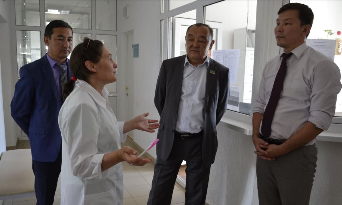 سەناتورلار باتىس قازاقستاندا كەزدەسۋلەر وتكىزۋدە