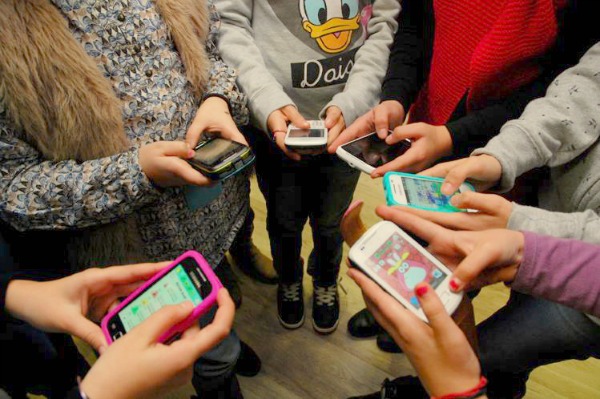 تەلەفونعا تەلمىرگەن تىرلىك