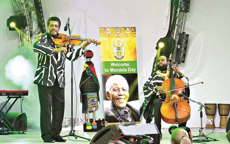 ماندەلانىڭ ەلى ۇلتتىق كۇنىن مەرەكەلەدى