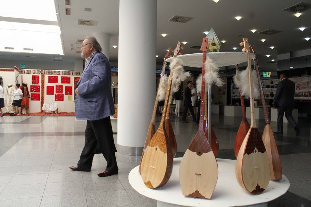 100 جىل بۇرىن جاسالعان دومبىرا