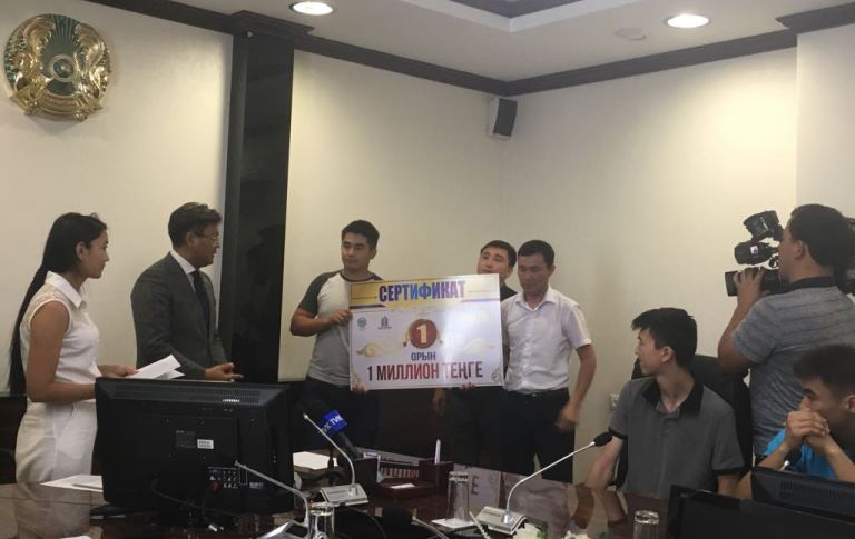 شىمكەنتتىك ونەرتاپقىش لاتىن الىپبيىنە ءوتۋدىڭ وڭاي جولىن ويلاپ تاپتى