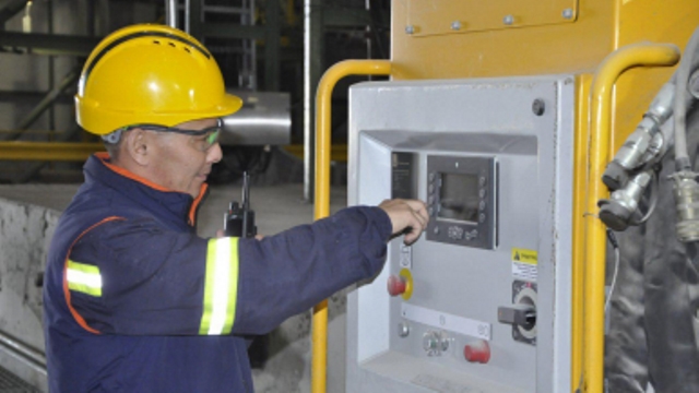 پرەمەر بوزشاكول تاۋ-كەن بايىتۋ كومبيناتىن جاڭعىرتۋ بارىسىمەن تانىستى