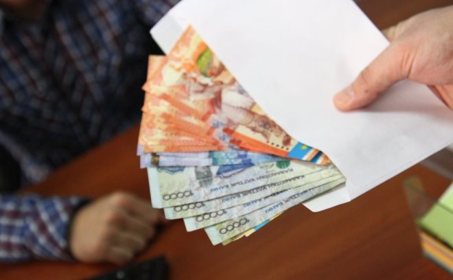 پارا ۇسىنعان سولتۇستىكقازاقستاندىق ءىرى كولەمدە ايىپپۇل تولەدى