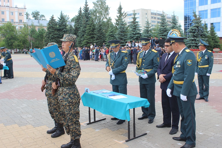 قوستانايداعى اسكەري بولىمشەدە ساربازدار انت بەردى