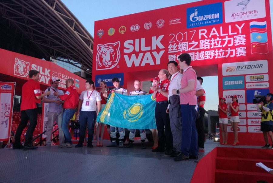 «جىبەك جولى» رالليىندە قازاقستاندىق ەكيپاج مارە سىزىعىن ءبىرىنشى بولىپ كەستى