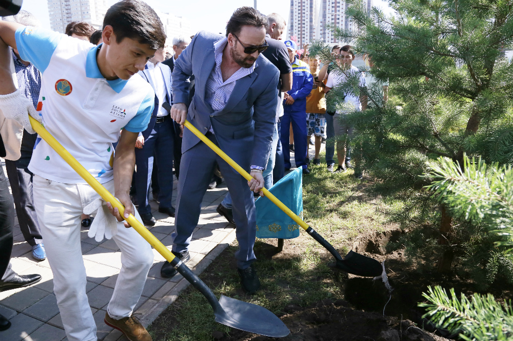 استانادا نيكولاس كەيدج تال وتىرعىزدى