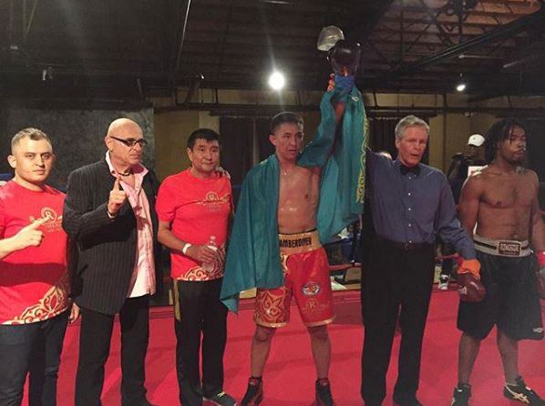 قازاق بوكسشىسى كاسىپقوي رينگتەگى العاشقى جەكپە-جەگىندە قارسىلاسىن نوكاۋتقا ءتۇسىردى