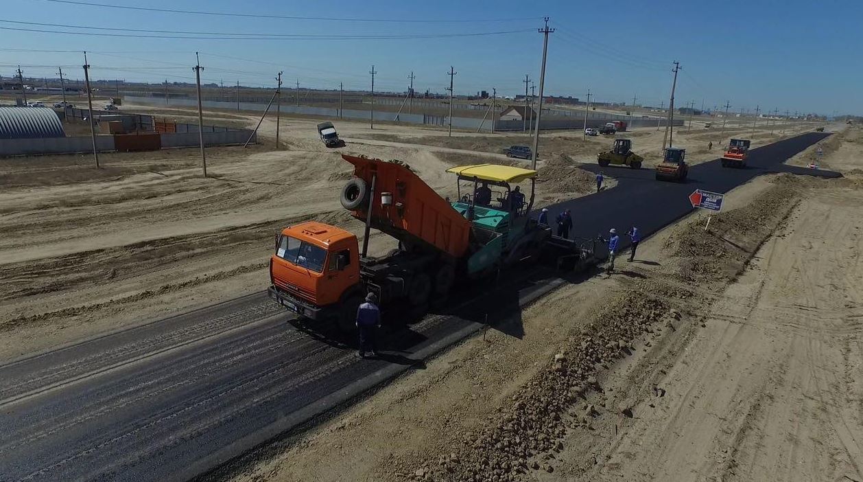 اتىراۋدا قالا ماڭىنداعى ەلدىمەندەردىڭ كوشەلەرىن اسفالتتاۋ جۇمىستارى جالعاسۋدا