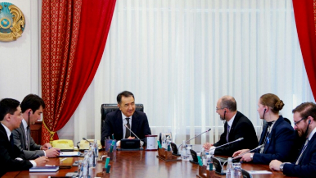 ۇكىمەت باسشىسى قازاقستانداعى كانادا ەلشىسىمەن كەزدەستى