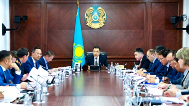 باقىتجان ساعىنتاەۆ ەكونوميكانى تسيفرلاندىرۋ جونىندە كەڭەس وتكىزدى