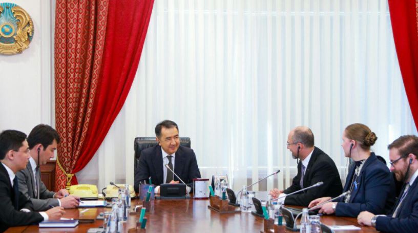 پرەمەر-مينيستر  كانادا ەلشىسىمەن كەزدەستى