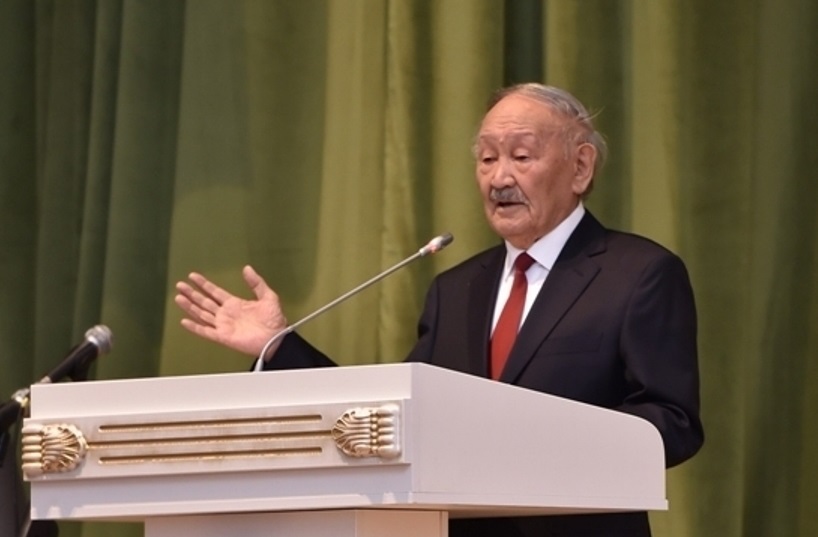 مەكەمتاس مىرزاحمەت ۇلى تارازدىق جاستارعا ءدارىس وقىدى