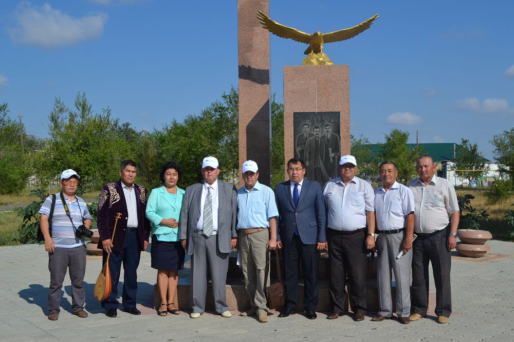 اتىراۋدان ءبىر توپ تاريحشى الاشوردا ىزىمەن ساپارعا شىقتى