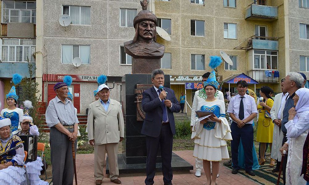 اياگوزدە اقتامبەردى جىراۋعا ەسكەرتكىش ورناتىلدى