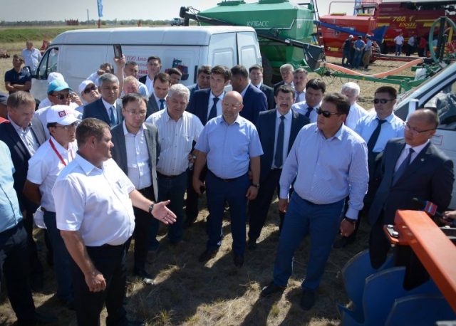 بولات باقاۋوۆ  ەكى كۇننىڭ بىرىندە اۋىلعا بارادى