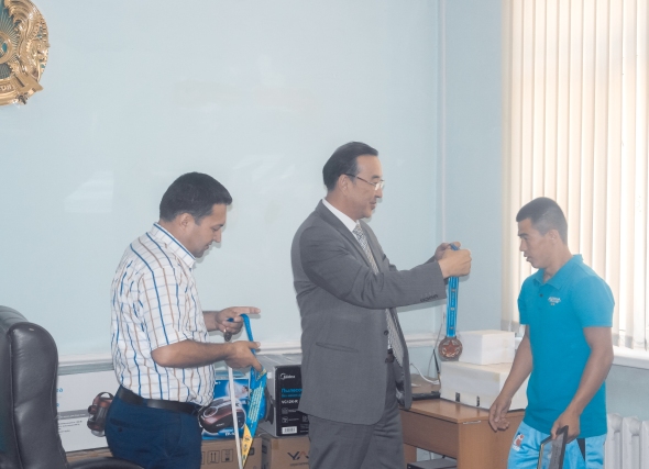 سىن ساعاتتا كۋبا بوكسشىسىنا بەسىنشى بۇرىشتى كورسەتىپ جىبەرگەن...  