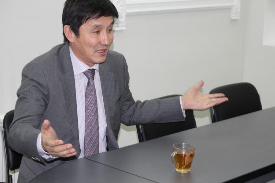 كاسىپكەر احمەتبەك نۇرسيلا ايىنا 500 مىڭ تەڭگە تابۋ جولىن ۇيرەتتى