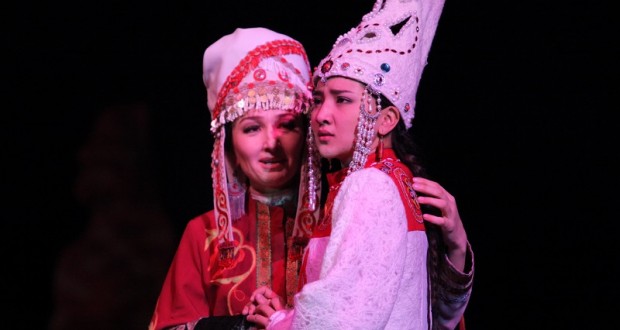 «ەركەم» دەپ ەركەلەتىپ,  «كەنجەم» دەپ كەكىلىن تارايتىن...