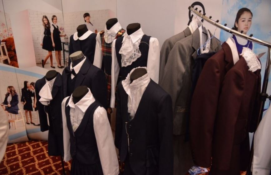 مەكتەپ فورمالارىن بەلگىلەنگەن جەرلەردەن ساتىپ الۋ تۋرالى مەكتەپ باسشىلىعىنىڭ تاپسىرماسى زاڭسىز