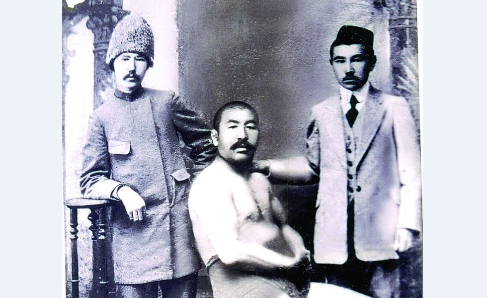 قاجىمۇقانعا  قولداۋ كورسەتكەن ەكەۋ