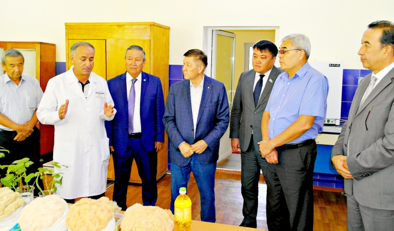 پارلامەنت دەپۋتاتى ماقتارال عالىمدارىنىڭ جۇمىسىن جوعارى باعالادى