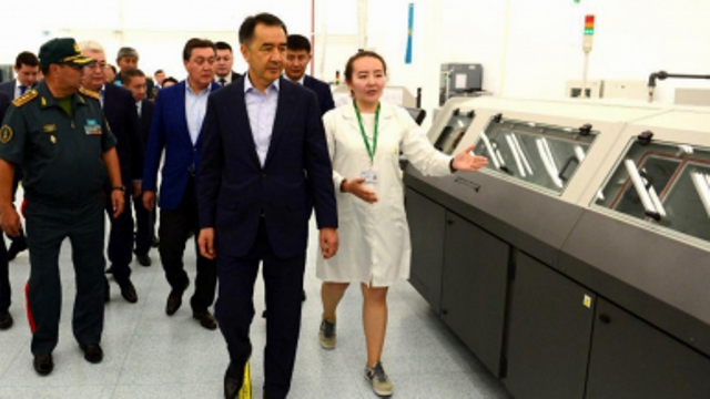 پرەمەر قورعانىس-ونەركاسىپ كەشەنى كاسىپورىندارىنىڭ جۇمىسىمەن تانىستى