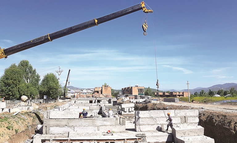 قالادا دا, قىردا دا قۇرىلىس قىزىپ تۇر