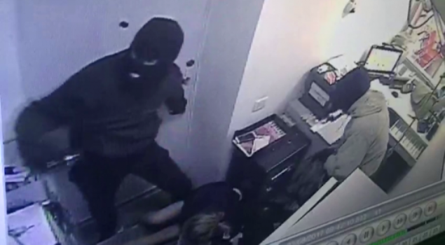 بەلگىسىز بىرەۋلەر Kaspi bank بولىمشەسىن توناپ كەتتى (ۆيدەو) 