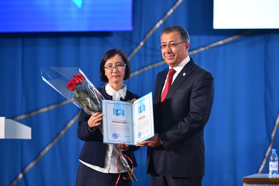 وقو-دا وتكەن تامىز كونفەرەنتسياسىندا ءۇش ۇستازعا پاتەر كىلتى تابىستالدى