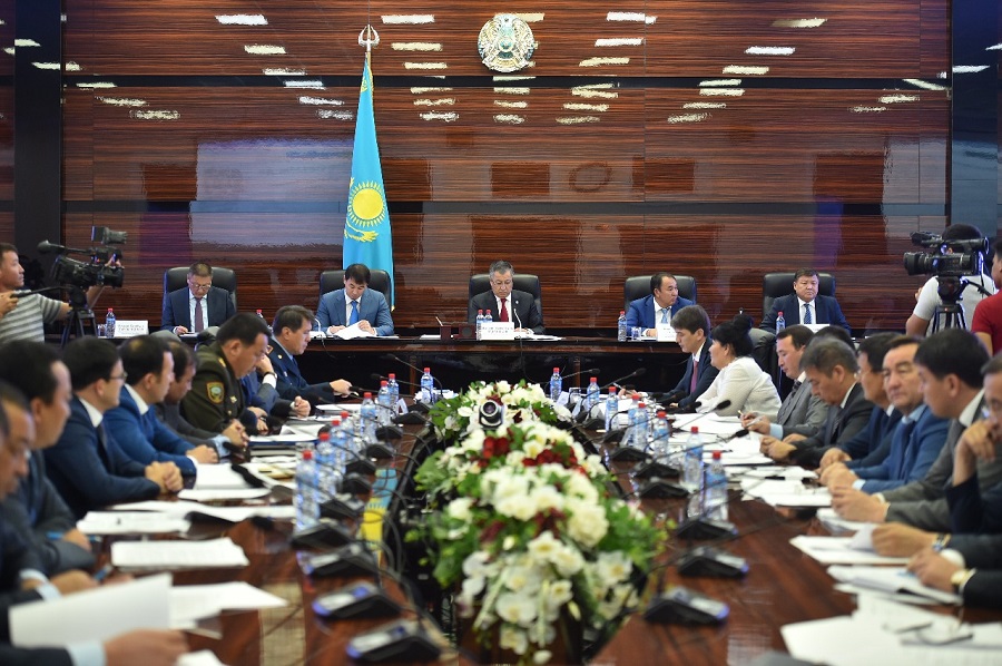 ج. تۇيمەباەۆ: مەملەكەتتىك قىزمەت كورسەتۋ ساپاسىن ارتتىرۋدا سالعىرتتىق تانىتۋعا بولمايدى