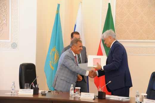 تاتارستان پرەزيدەنتى باتالوۆقا «ءبىرجان سال مەن اقىن سارا ايتىسى» قولجازباسىنىڭ كوشىرمەسىن تابىستادى