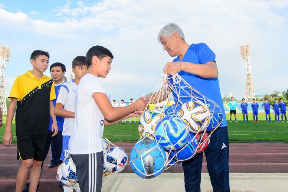 الماتى وبلىسىنىڭ اكىمى جاستارمەن فۋتبول وينادى